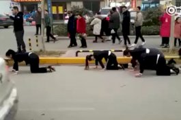 Kejam! Karyawan Disuruh Merangkak di Tengah Kota karena Target Penjualan Anjlok