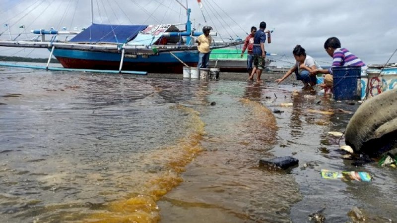 Tumpahan solar di Pantai Cempae, Parepare.