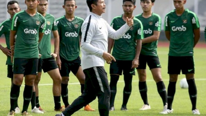 Indra Sjafri saat memimpin latihan timnya. (Foto: Detik.com)