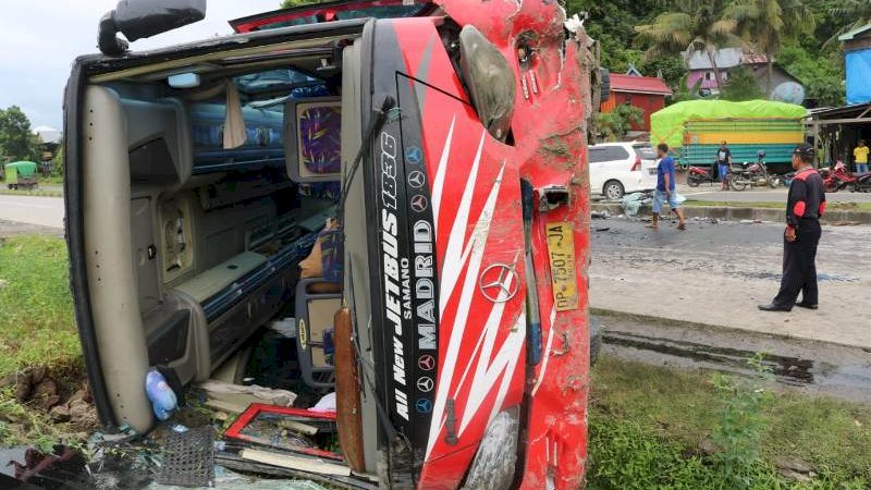 Kecelakaan bus di Desa Siawung, Kecamatan Barru, Kabupaten Barru, Kamis subu (17/1/2019).