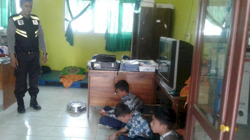 Tiga siswa yang kedatapan mengisap lem mendapat bimbingan dari Bhabinkamtibmas Kelurahan Songka, Bripka Aswan. 