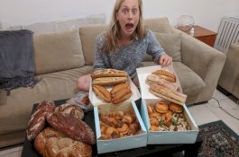 Menghemat untuk Traveling, Pasangan ini Makan Makanan dari Tempat Sampah