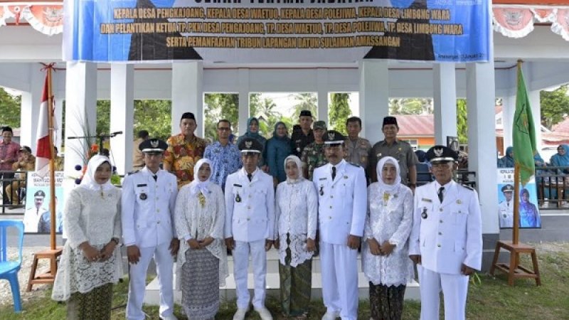 Suasana pelantikan kepala desa di Malangke Barat, Luwu Utara.