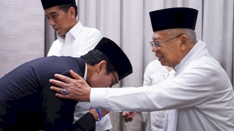 Sandiaga Salahuddin Uno mencium tangan KH Ma'ruf Amin.