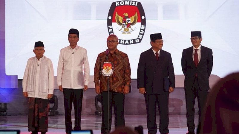 Ketua KPU RI Arief Budiman diapit dua pasangan capres-cawapres.