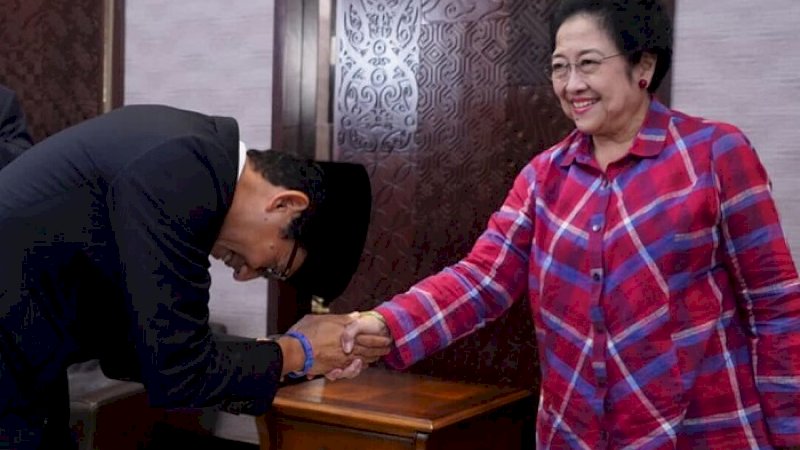 Calon wakil presiden nomor urut 02, Sandiaga Salahuddin Uno menyalami Megawati Soekarnoputri jelang debat capres-cawapres Kamis malam (17/1/2019).