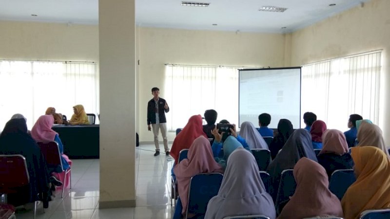 Lima puluh mahasiswa Universitas Muhammadiyah (Unismuh) Makassar kuliah di luar kampus atau outing class. Mereka belajar bisnis di Pusat Layanan Usaha Terpadu (PLUT) Sulsel Jalan Metro Tanjung Bunga, Makassar, Jumat (18/1/2019)