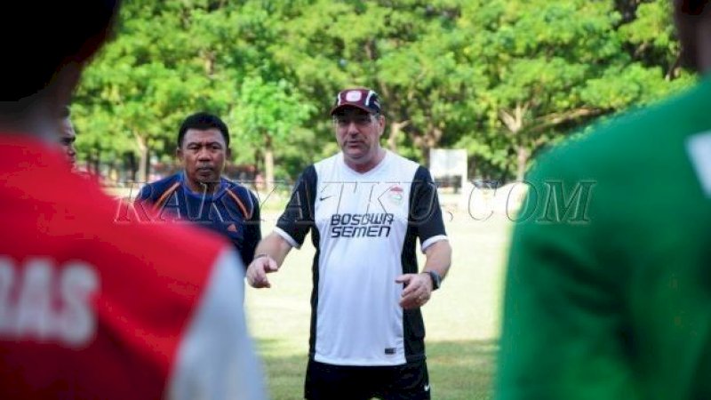 Robert Rene Alberts saat masih melatih PSM Makassar.