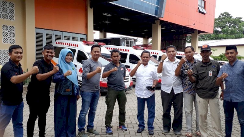 Kepala Pelaksana BPBD Kota Makassar, Taufiek Rahman di depan mobil operasional bantuan Pemerintah Kota Makassar di halaman kantor BPBD, Jumat (18/1/2019).