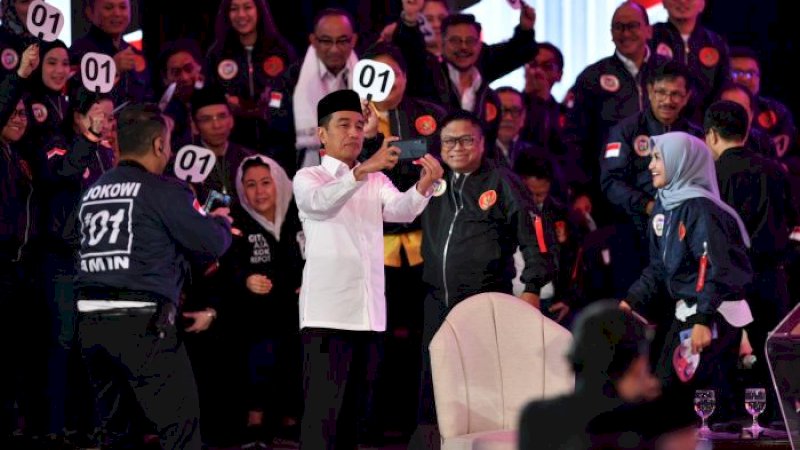 Jokowi selfie di arena debat capres-cawapres di Hotel Bidakara, Jakarta, Kamis malam (17/1/2019).