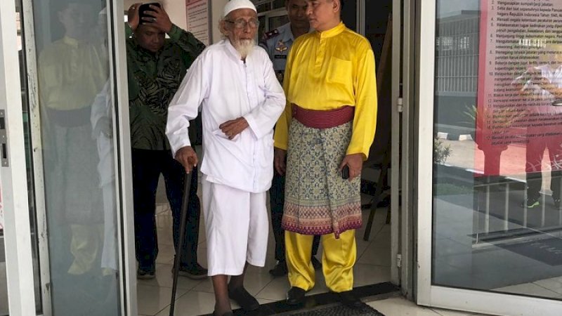 Yusril Ihza Mahendra bersama Ustaz Abu Bakar Ba'asyir.