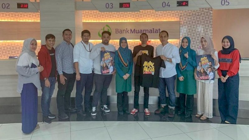 Pemain dan kru film "Anak Muda Palsu" saat kunjungan ke kantor BMI Sulampua, Jumat (18/1/2018).