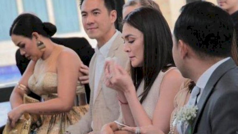 Luna Maya menangis saat menghadiri pernikahan Edric Tjandra dan Venny Chandra.