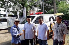 Tamsil Linrung Serahkan Mobil Ambulans untuk PKS Gowa