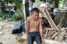 Dayung Perahu dengan Tangan, Remaja Bisu Terombang-ambing di Perairan Barru