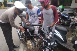 Dikira Kena Sweeping, Pengendara di Takalar Dapat Hadiah Stiker dari Polisi