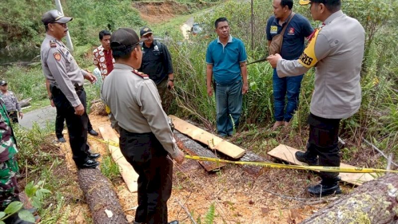 Kapolres Gowa AKBP Shinto Silitonga (kanan) melihat bekas rambahan warga di kawasan hutan lindung.