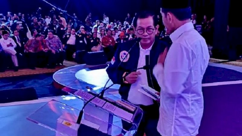 Pramono Anung berbincang dengan Jokowi pada masa jeda debat capres-cawapres di Hotel Bidakara, Jakarta, Kamis malam (17/1/2019).