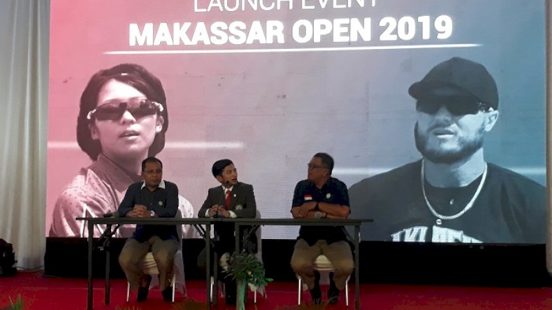 Ketua Perbasasi Sulsel Danny Pomanto (kiri) pada peluncuran turnamen sofbol Makassar Open 2019, Sabtu (19/1/2019).