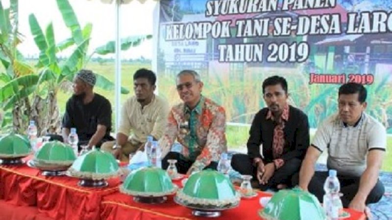 Bupati Lutim, HM Thorig Husler (kedua dari kiri), saat menghadiri pesta panen di Desa Laro, Burau, Lutim.