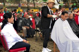Jokowi Ikut Cukur Rambut Massal, Warganet: Presiden Terhebat Setelah Habibie