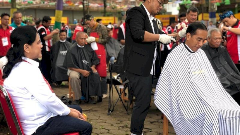 Gaya Jokowi saat mengikuti cukur rambut massal, Sabtu (19/1/2019).