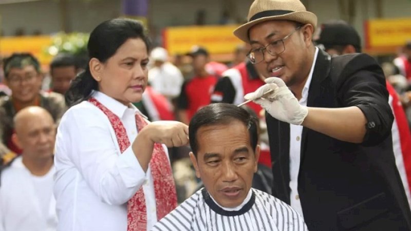 Presiden RI Joko Widodo saat dicukur Kang Herman di Garut, Sabtu (19/1/2019).