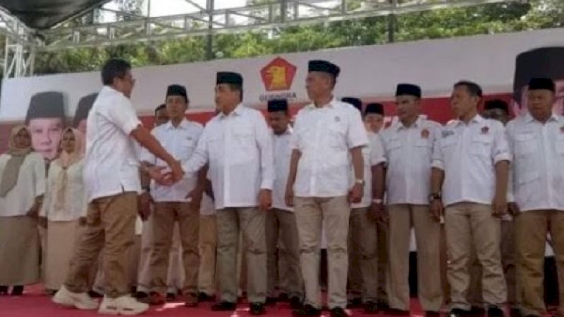 Ketua Gerindra Sulsel, Idris Manggabarani, memberi ucapan selamat kepada Dollah Mando, usai dilantik sebagai Ketua Gerindra Sidrap.