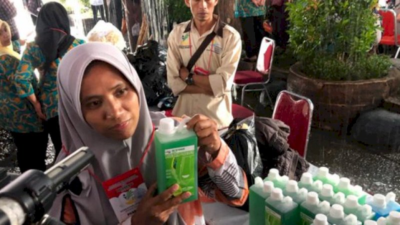 Liliawati menunjukkan sabu cucinya yang dipesan Jokowi Rp2 miliar.