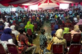 Hujan Deras, Tenda Bocor, Jokowi Bagikan Sertifikat di Atas Genangan Air di Garut