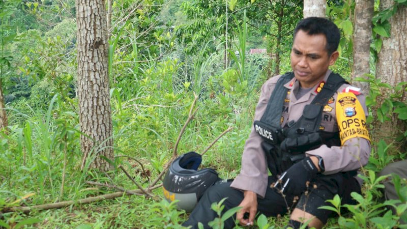 Menantang Bukit Terjal, Kapolres Sinjai Sambang Kamtibmas di Desa Terpencil