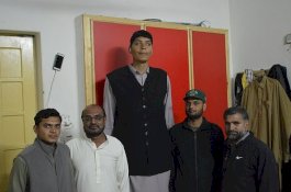 Semua Lamaran Ditolak, Pria Tertinggi Pakistan Ungkap Sulitnya Temukan Cinta