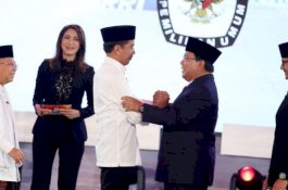 Kiai Ma'ruf Amin Kelelahan, Sandiaga Usul Debat Berikutnya Pakai Kursi