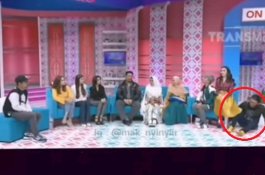 Video Ayu Ting Ting Tendang Andika Gara-gara Roknya Diangkat dan Betis Dipegang