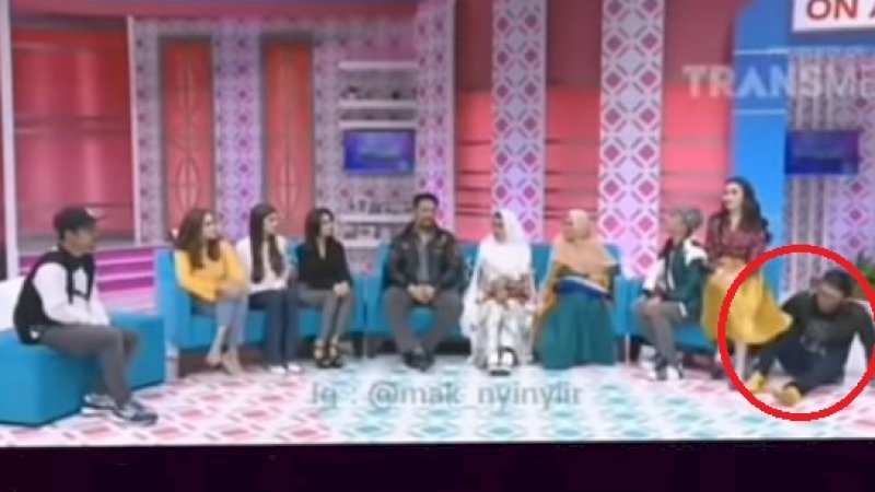 Detik-detik saat Andika Kangen Band mengangkat rok Ayu Ting Ting.