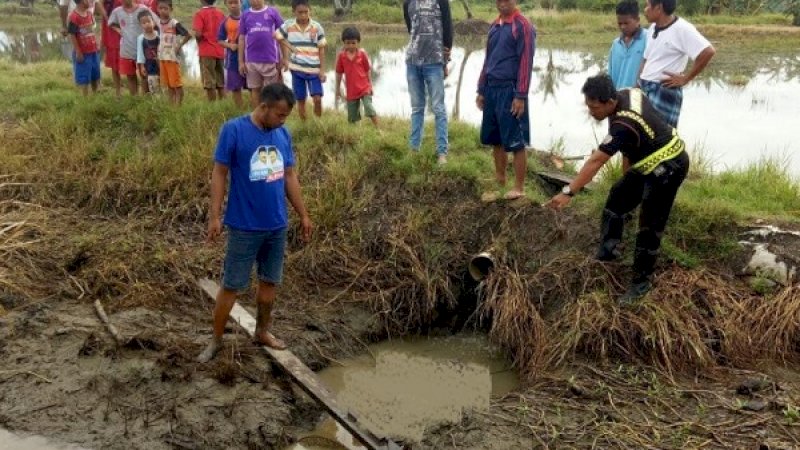 Mayat Aminuddin, saat ditemukan warga di saluran irigasi.