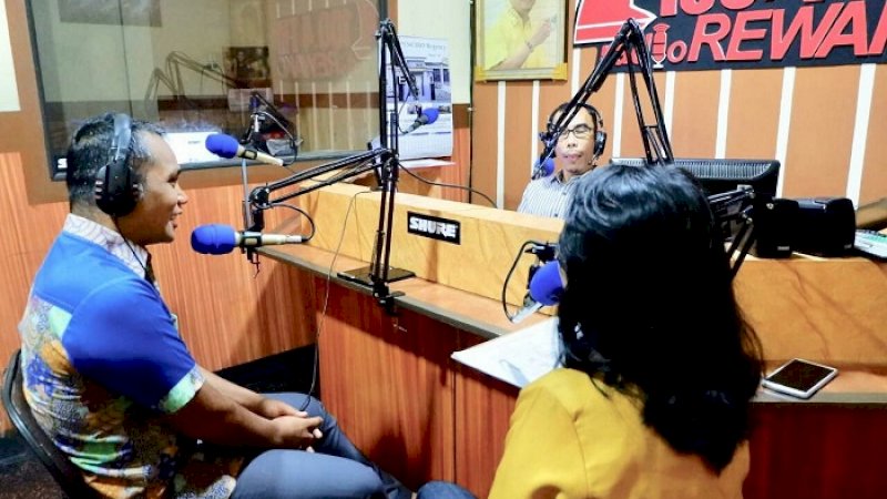 Kapolres Gowa AKBP Shinto Silitonga meluangkan waktunya untuk mengisi talk show interaktif di studio Radio Rewako FM, Minggu (20/1/2019).