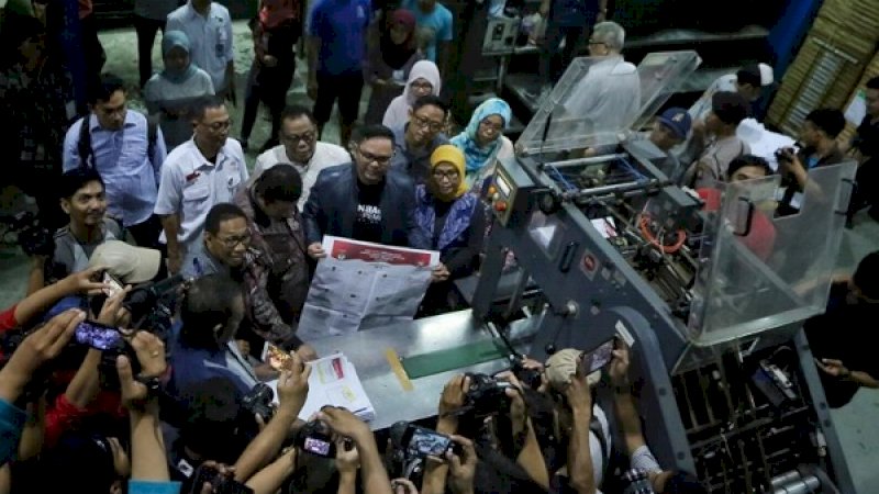 Komisioner KPU RI Viryan Azis (jaket hitam) memperlihatkan contoh surat suara yang telah selesai dicetak di PT Adi Karya, Minggu (20/1/2019).