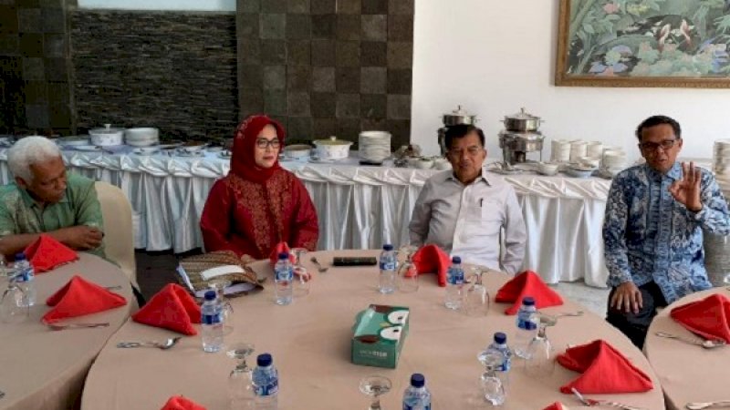 Wapres, Jusuf Kalla (kedua kanan), bersama Gubernur Sulsel, Nurdin Abdullah (kanan), Rektor Unhas Prof Dwia Aries Tina (kedua kiri) dan Prof A Razak Thaha (kiri), di kediamannya Jl Haji Bau, Makassar, Minggu (20/1/2019).