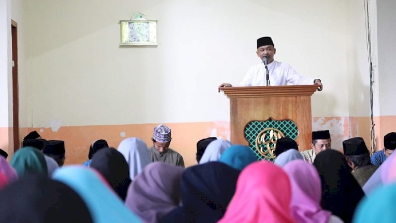 Bupati Bantaeng Ilham Azikin menghadiri peringatan maulid Nabi Muhammad shallallahu alaihi wa sallam di Masjid Nurul Amin, Balumbung, Kecamatan Tompobulu, Bantaeng. 