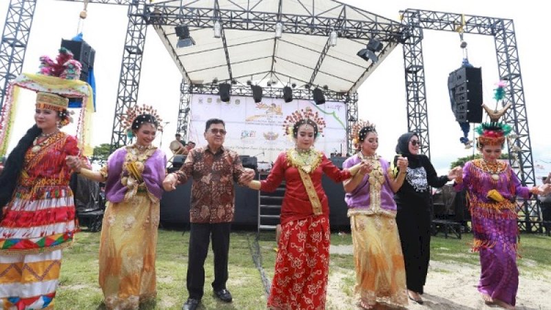 Walli Kota Palopo, HM Judas Amir (ketiga dari kiri) dan Bupati Lutra, Indah Putri Indriani (kedua kanan), berbaur dengan penari, pada pembukaan Festival Pesona Tana Luwu, Minggu (20/1/2019).