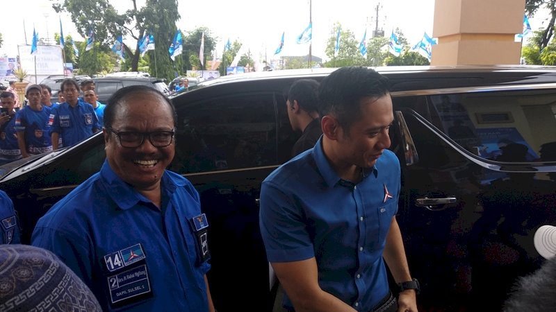 Bahar Ngitung mendampingi Agus Harimurti Yudhoyono.