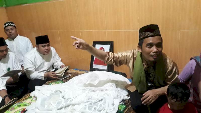 Ustaz Maulana mendampingi jenazah sang istri.