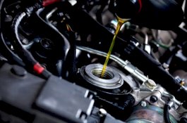 Begini Caranya Ganti Oli Mobil Sendiri