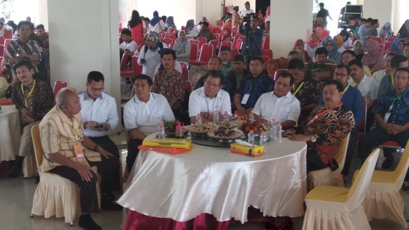 Ketua IKA UNM Nurdin Halid bersama Rektor UNM Prof Husain Syam dan Andi Jamaro Dulung.