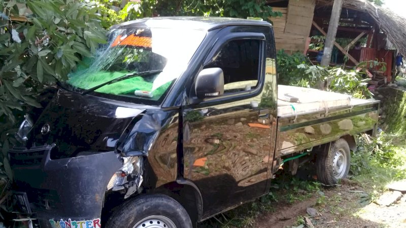 Mobil Pengangkut Ikan Seruduk Warung di Bulukumba