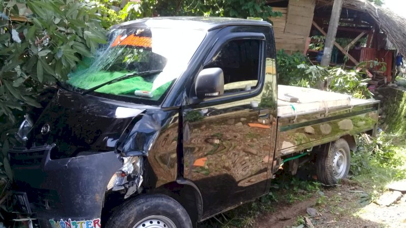 Mobil Pengangkut Ikan Seruduk Warung di Bulukumba