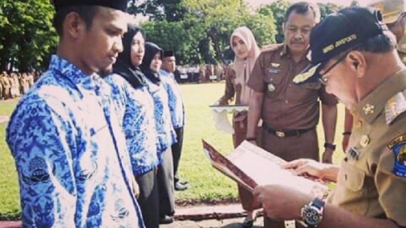 Bupati Jeneponto Iksan Iskandar menyerahkan surat keputusan (SK) 100 persen kepada 133 ASN, Senin (21/1/2019).