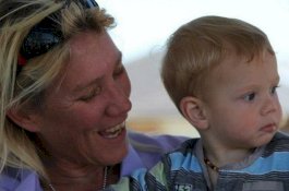 Respon Ibu yang Dicap Pedofil Karena Masih Susui Anaknya yang Berusia 7 Tahun