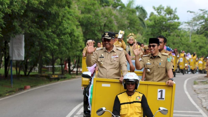 Bupati Luwu Timur Arak Adipura Pakai Motor Sampah